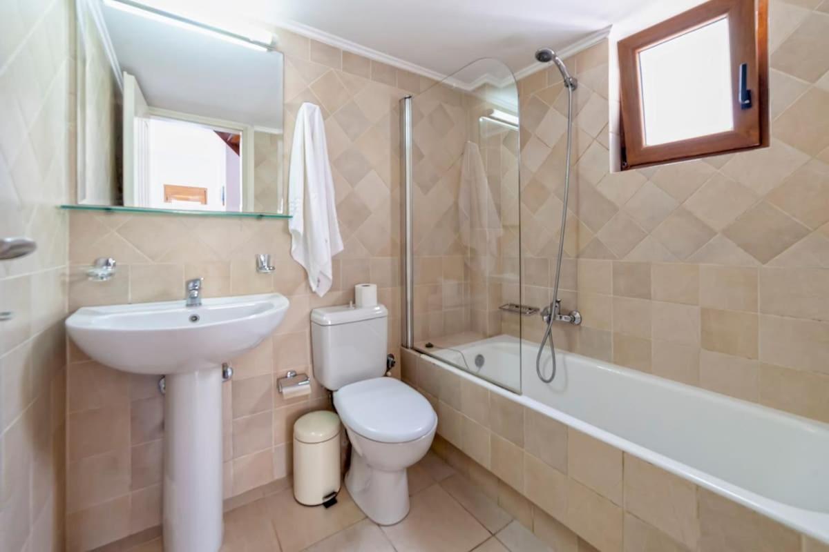 Karena seaview villa Gerani  Bagian luar foto