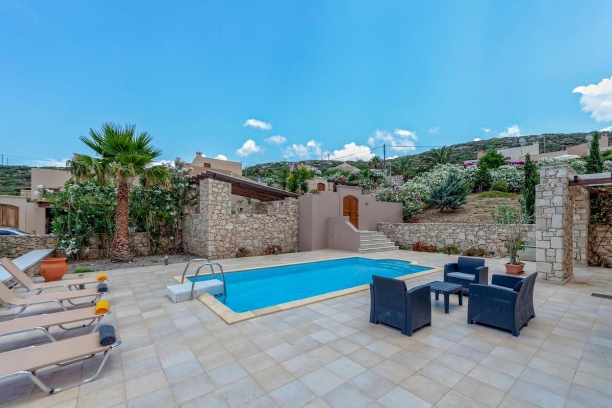 Karena seaview villa Gerani  Bagian luar foto