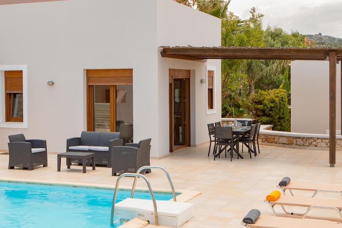 Karena seaview villa Gerani  Bagian luar foto